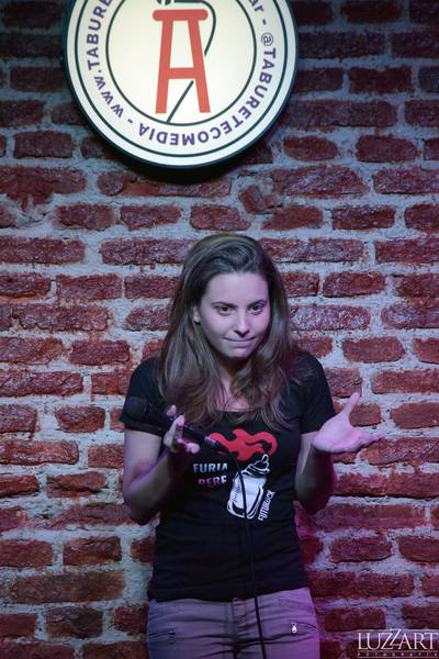 Caro Martín en Taburete Club de Comedia