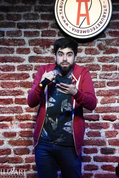 Ezequiel Asmuss en Taburete Club de Comedia