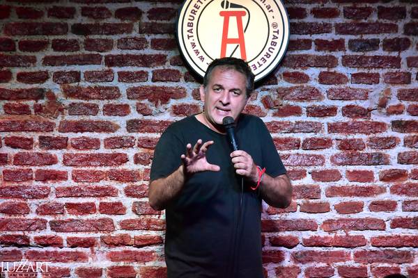Fernando Barrera en Taburete Club de Comedia