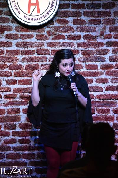 Naty de los Santos en Taburete Club de Comedia